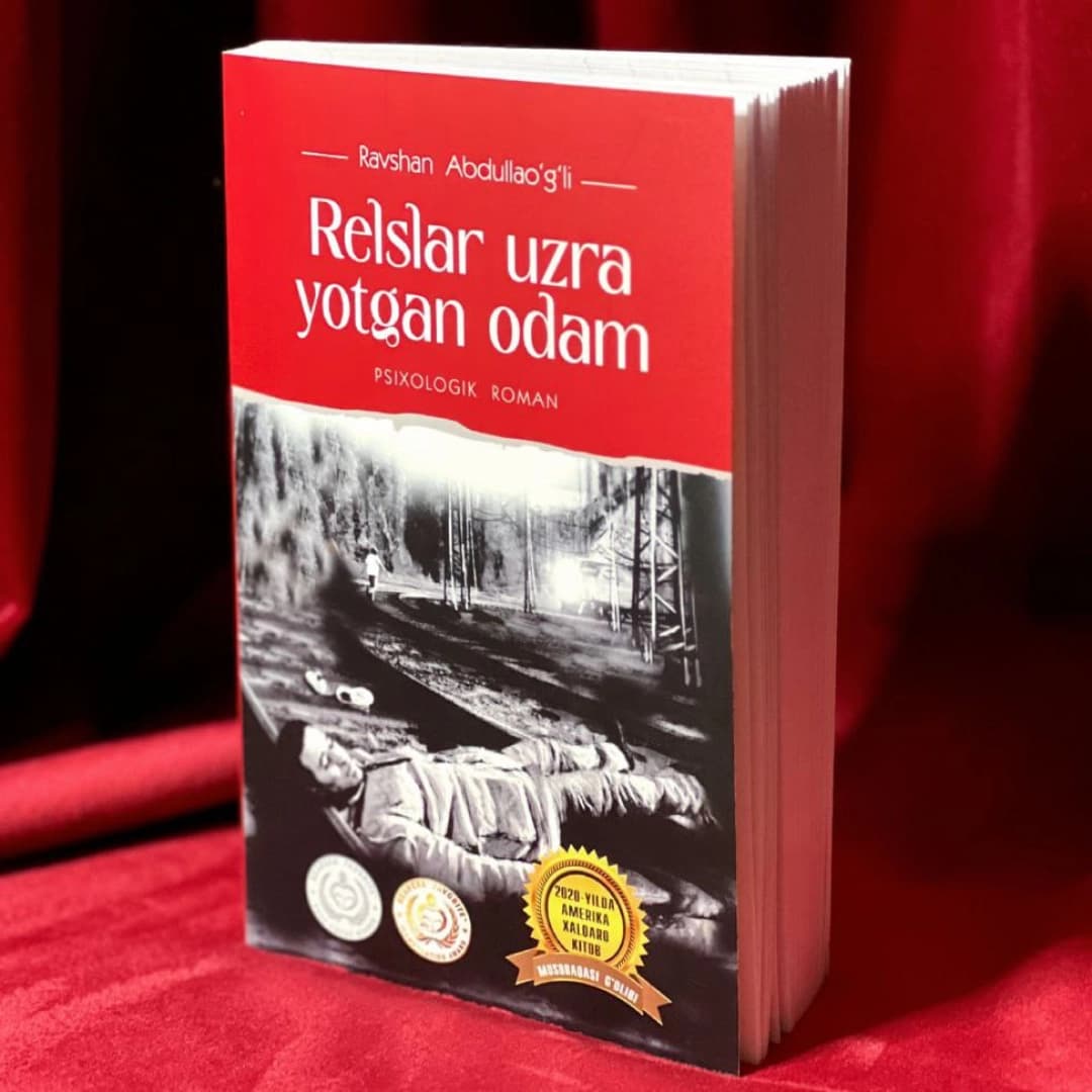 Relslar uzra yotgan odam